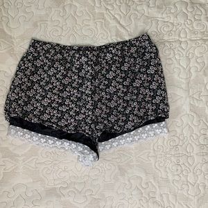 Floral loose shorts